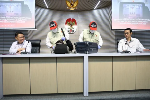 Penyidik KPK menunjukan koper berisi barang bukti uang tunai dalam Operasi Tangkap Tangan (OTT) tindak pidana korupsi suap ijon proyek di Bengkulu tahun 2025-2026 yang disaksikan Deputi penindakan dan Eksekusi KPK Asep Guntur Rahayu (kiri) dan Juru Bicara KPK Budi Prasetyo (kanan) di Gedung Merah Putih KPK, Jakarta, Rabu (11/3/2026).