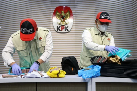 Penyidik KPK menunjukan koper berisi barang bukti uang tunai dalam Operasi Tangkap Tangan (OTT) tindak pidana korupsi suap ijon proyek di Bengkulu tahun 2025-2026 di Gedung Merah Putih KPK, Jakarta, Rabu (11/3/2026)