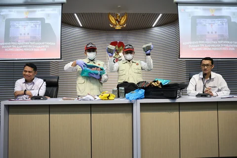 Penyidik KPK menunjukan koper berisi barang bukti uang tunai dalam Operasi Tangkap Tangan (OTT) tindak pidana korupsi suap ijon proyek di Bengkulu tahun 2025-2026 yang disaksikan Deputi penindakan dan Eksekusi KPK Asep Guntur Rahayu (kiri) dan Juru Bicara KPK Budi Prasetyo (kanan) di Gedung Merah Putih KPK, Jakarta, Rabu (11/3/2026).