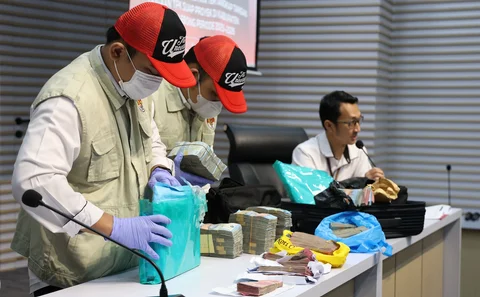 Penyidik KPK menunjukan koper berisi barang bukti uang tunai dalam Operasi Tangkap Tangan (OTT) tindak pidana korupsi suap ijon proyek di Bengkulu tahun 2025-2026 di Gedung Merah Putih KPK, Jakarta, Rabu (11/3/2026)