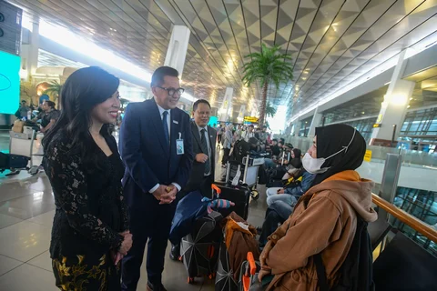 Direktur Utama Injourney Maya Watono (kiri) bersama Direktur Oprersional Injourney Airports Agus Haryadi (kanan) dan Direktur Komersial InJourney Airports Veri Y. Setiady (kedua kiri) berbincang dengan calon penumpang usai memberikan paparan terkait kesiapan angkutan Lebaran di Terminal 3 Bandara Soekarno Hatta, Tangerang, Banten, Rabu (11/3/2026).