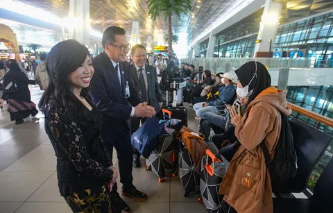 Direktur Utama Injourney Maya Watono (kiri) bersama Direktur Oprersional Injourney Airports Agus Haryadi (kanan) dan Direktur Komersial InJourney Airports Veri Y. Setiady (kedua kiri) berbincang dengan calon penumpang usai memberikan paparan terkait kesiapan angkutan Lebaran di Terminal 3 Bandara Soekarno Hatta, Tangerang, Banten, Rabu (11/3/2026).