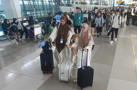 Calon penumpang di Terminal 3 Bandara Soekarno Hatta, Tangerang, Banten, Rabu (11/3/2026).