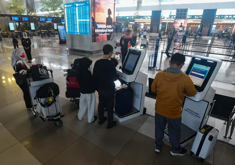 Calon penumpang melakukan pengurusan check in  secara mandiri di Terminal 3 Bandara Soekarno Hatta, Tangerang, Banten, Rabu (11/3/2026).