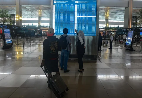 Calon penumpang di Terminal 3 Bandara Soekarno Hatta, Tangerang, Banten, Rabu (11/3/2026).