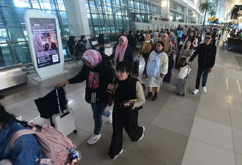 Calon penumpang di Terminal 3 Bandara Soekarno Hatta, Tangerang, Banten, Rabu (11/3/2026).