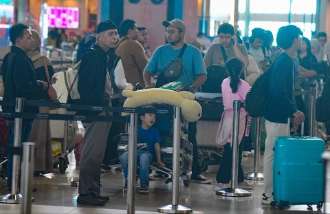 Calon penumpang melakukan pengurusan check in di Terminal 3 Bandara Soekarno Hatta, Tangerang, Banten, Rabu (11/3/2026).