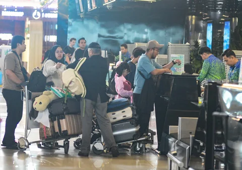 Calon penumpang melakukan pengurusan check in di Terminal 3 Bandara Soekarno Hatta, Tangerang, Banten, Rabu (11/3/2026).