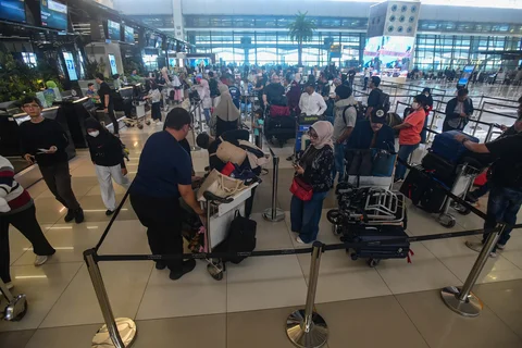 Calon penumpang melakukan pengurusan check in di Terminal 3 Bandara Soekarno Hatta, Tangerang, Banten, Rabu (11/3/2026).