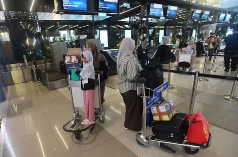 Calon penumpang melakukan pengurusan check in di Terminal 3 Bandara Soekarno Hatta, Tangerang, Banten, Rabu (11/3/2026).