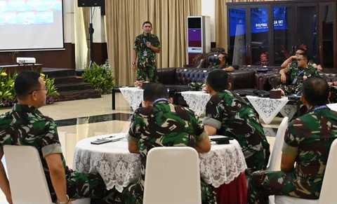 Sosialisasi pemeliharaan dan perawatan alat peralatan pertahanan keamanan Koopsudnas di Gedung Leo Watimena Makoopsudnas Halim Perdanakusuma Jakarta Timur Rabu (11/03/2026).