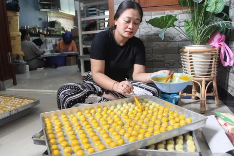 Pekerja menyelesaikan pembuatan  kue kering di Botisha Cookes Kampung Nastar, Larangan, Tangerang, Banten, Kamis (12/2/2026).