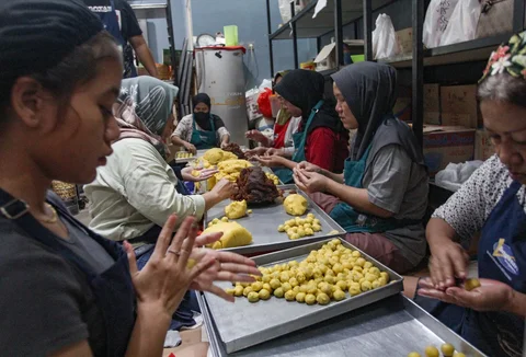 Pekerja menyelesaikan pembuatan  kue kering di Botisha Cookes Kampung Nastar, Larangan, Tangerang, Banten, Kamis (12/2/2026).