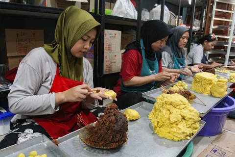 Pekerja menyelesaikan pembuatan  kue kering di Botisha Cookes Kampung Nastar, Larangan, Tangerang, Banten, Kamis (12/2/2026).