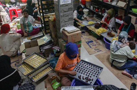 Pekerja menyelesaikan pembuatan  kue kering di Botisha Cookes Kampung Nastar, Larangan, Tangerang, Banten, Kamis (12/2/2026).