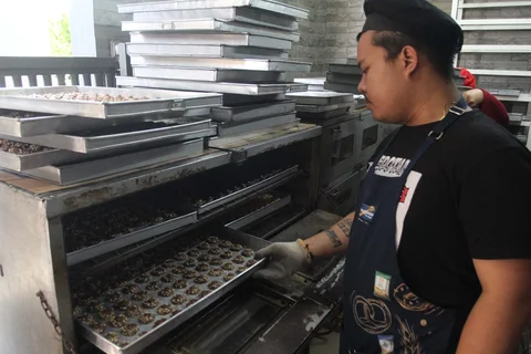 Pekerja menyelesaikan pembuatan  kue kering di Botisha Cookes Kampung Nastar, Larangan, Tangerang, Banten, Kamis (12/2/2026).