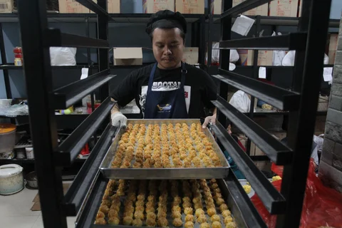 Pekerja menyelesaikan pembuatan  kue kering di Botisha Cookes Kampung Nastar, Larangan, Tangerang, Banten, Kamis (12/2/2026).