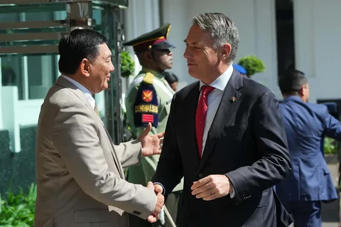 Menteri Pertahanan Indonesia Sjafrie Sjamsoeddin  saat menyambut Wakil Perdana Menteri dan Menteri Pertahanan Australia Richard Marles  di Jakarta, Indonesia, Kamis, (12/06/2026).