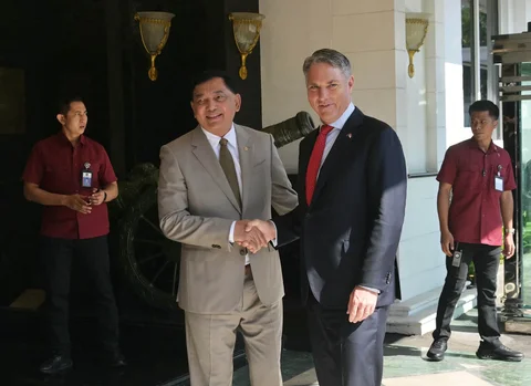 Menteri Pertahanan Indonesia Sjafrie Sjamsoeddin  saat menyambut Wakil Perdana Menteri dan Menteri Pertahanan Australia Richard Marles  di Jakarta, Indonesia, Kamis, (12/06/2026).