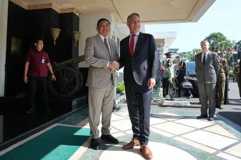 Menteri Pertahanan Indonesia Sjafrie Sjamsoeddin  saat menyambut Wakil Perdana Menteri dan Menteri Pertahanan Australia Richard Marles  di Jakarta, Indonesia, Kamis, (12/06/2026).