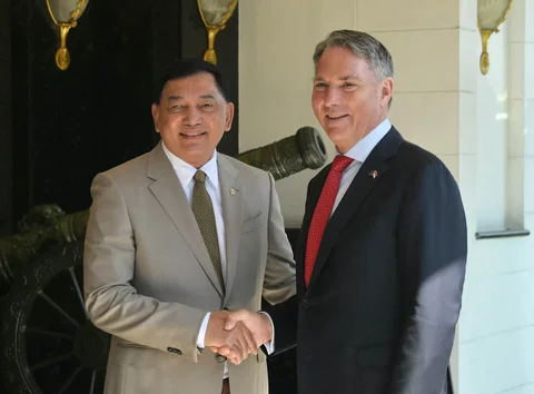 Menteri Pertahanan Indonesia Sjafrie Sjamsoeddin  saat menyambut Wakil Perdana Menteri dan Menteri Pertahanan Australia Richard Marles  di Jakarta, Indonesia, Kamis, (12/06/2026).
