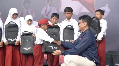Penyerahan bantuan pendidikan.