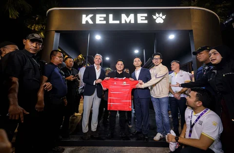 Ketua Umum PSSI, Erik Thohir (dua dari kiri) dan pelatih Timnas Indonesia, John Herdman (kiri) memegang jersey baru Timnas Indonesia produksi Kelme Indonesia, pada acara peluncuran di Plaza Utara Gelora Bung Karno (GBK), Jakarta Pusat, pada Kamis (12/3/2026).