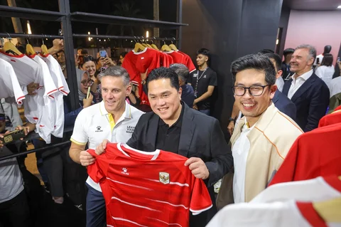 Ketua Umum PSSI, Erik Thohir (dua dari kiri) dan pelatih Timnas Indonesia, John Herdman (kiri) memegang jersey baru Timnas Indonesia produksi Kelme Indonesia, pada acara peluncuran di Plaza Utara Gelora Bung Karno (GBK), Jakarta Pusat, pada Kamis (12/3/2026).