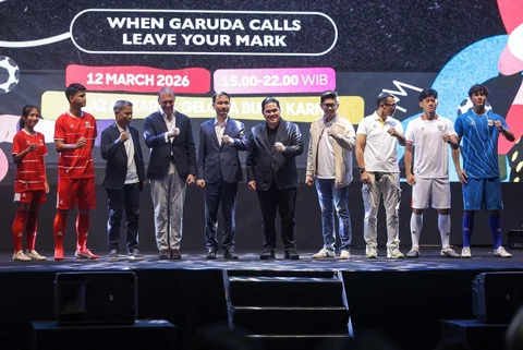 Menteri Pemuda dan Olahraga Erick Thohir (kelima kanan), Sekjen PSSI Yunus Nusi (ketiga kiri), anggota EXCO PSSI Arya Sinulingga (ketiga kanan), CEO Kelme Indonesia Kevin Wijaya (keempat kanan), Chairman and CEO of Kelme Global Clinton KE (kelima kiri) dan Vice-Chairman of Kelme Global Borja Garcia-Nieto berfoto bersama pemain Timnas Indonesia saat peluncuran jersi baru Timnas Indonesia di Kompleks Gelora Bung Karno, Senayan, Jakarta, Kamis (12/3/2026).
