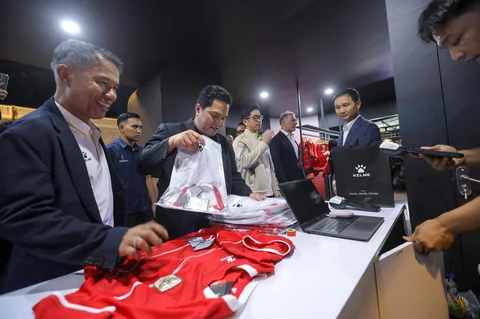 Ketua Umum PSSI, Erik Thohir memegang jersey baru Timnas Indonesia produksi Kelme Indonesia, pada acara peluncuran di Plaza Utara Gelora Bung Karno (GBK), Jakarta Pusat, pada Kamis (12/3/2026).