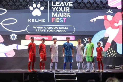 Sejumlah pesepak bola dan pemain futsal Timnas Indonesia melakukan sesi foto saat peluncurannya jersi terbaru Timnas Indonesia di Kompleks Gelora Bung Karno, Senayan, Jakarta, Kamis (12/3/2026).