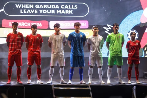 Sejumlah pesepak bola dan pemain futsal Timnas Indonesia melakukan sesi foto saat peluncurannya jersi terbaru Timnas Indonesia di Kompleks Gelora Bung Karno, Senayan, Jakarta, Kamis (12/3/2026).