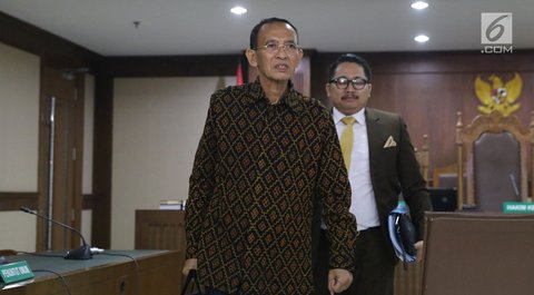 Mantan Menteri Agama Suryadharma Ali usai menjalani sidang lanjutan PK di PN Jakarta Pusat, Rabu (25/7/2018). Dalam kesimpulannya, Suryadharma Ali meminta majelis hakim membebaskan dirinya dari hukuman penjara. (Liputan6.com/Helmi Fithriansyah)