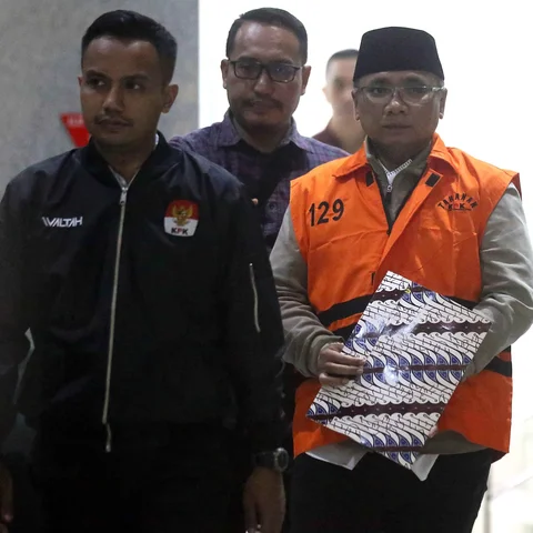 Mantan Menteri Agama, Yaqut Cholil Qoumas, saat dibawa menuju mobil tahanan di Gedung Merah Putih Komisi Pemberantasan Korupsi (KPK), Jakarta, Kamis (12/3/2026).