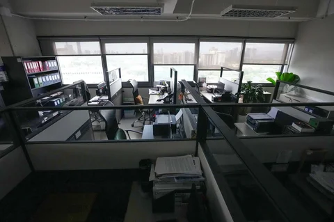 Meja-meja tetap berada di kantor kosong di Otoritas Pengembangan Metropolitan Manila yang ditutup karena penerapan minggu kerja empat hari sebagai bagian dari upaya pemerintah untuk menghemat energi di tengah kenaikan harga minyak yang terus berlanjut pada hari Jumat (13/03/2026) di Pasig, Filipina.