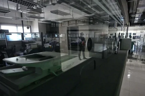 Meja-meja tetap berada di kantor kosong di Otoritas Pengembangan Metropolitan Manila yang ditutup karena penerapan minggu kerja empat hari sebagai bagian dari upaya pemerintah untuk menghemat energi di tengah kenaikan harga minyak yang terus berlanjut pada hari Jumat (13/03/2026) di Pasig, Filipina.