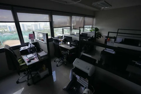 Meja-meja tetap berada di kantor kosong di Otoritas Pengembangan Metropolitan Manila yang ditutup karena penerapan minggu kerja empat hari sebagai bagian dari upaya pemerintah untuk menghemat energi di tengah kenaikan harga minyak yang terus berlanjut pada hari Jumat (13/03/2026) di Pasig, Filipina.