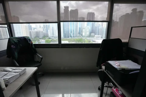 Meja-meja tetap berada di kantor kosong di Otoritas Pengembangan Metropolitan Manila yang ditutup karena penerapan minggu kerja empat hari sebagai bagian dari upaya pemerintah untuk menghemat energi di tengah kenaikan harga minyak yang terus berlanjut pada hari Jumat (13/03/2026) di Pasig, Filipina.