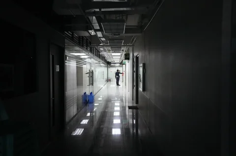 Kantor kosong di Otoritas Pengembangan Metropolitan Manila yang ditutup karena penerapan minggu kerja empat hari sebagai bagian dari upaya pemerintah untuk menghemat energi di tengah kenaikan harga minyak yang terus berlanjut pada hari Jumat (13/03/2026) di Pasig, Filipina.