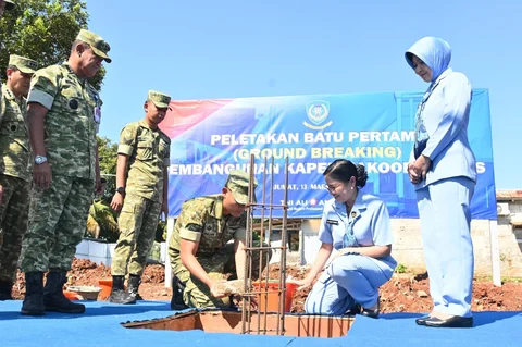 Panglima Komando Operasi Udara Nasional Minggit Tribowo memimpin peletakan batu pertama pembangunan Kapel Koopsudnas di kawasan Pangkalan Udara Halim Perdanakusuma, Jakarta, Jumat (13/3/2026),