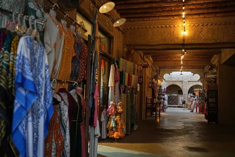 Seorang pedagang menunggu pelanggan di pasar Al Seef yang kosong yang merupakan  salah satu area wisata utama Dubai, Uni Emirat Arab, Jumat, (13/03/2026).