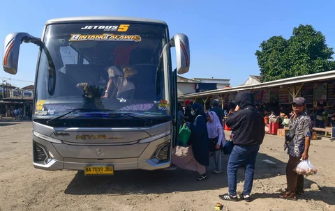 Para pemudik  menaiki bus di Agen Bus Pondok Pinang, Jakarta Selatan, Sabtu (14/03/2026).