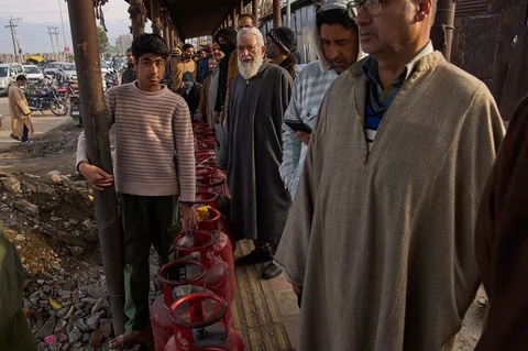 Orang-orang mengantre untuk mengambil tabung gas alam cair rumah tangga dari dealer resmi di pinggir jalan di Srinagar, Kashmir yang dikuasai India, Sabtu, (14/03/2026).