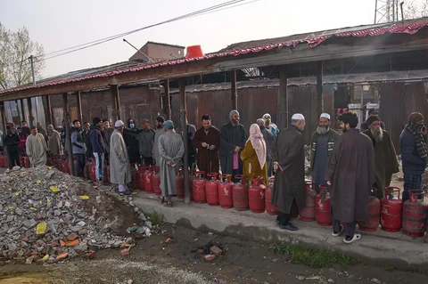 Orang-orang mengantre untuk mengambil tabung gas alam cair rumah tangga dari dealer resmi di pinggir jalan di Srinagar, Kashmir yang dikuasai India, Sabtu, (14/03/2026).