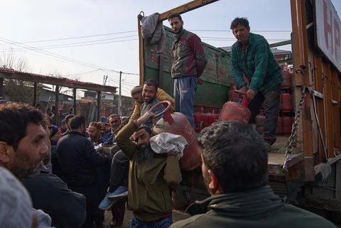 Warga mengambil tabung gas alam cair rumah tangga dari dealer resmi di pinggir jalan di Srinagar, Kashmir yang dikuasai India, Sabtu, (14/03/2026).