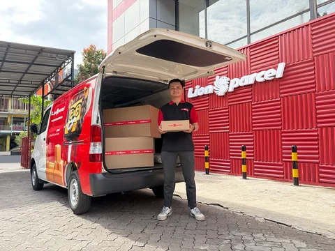 Ilustrasi kurir Lion Parcel. (c) Lion Parcel