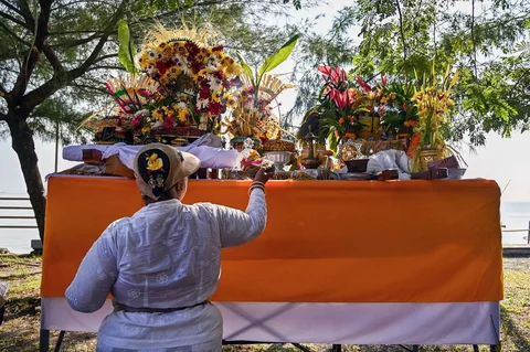 Umat Hindu mempersiapkan upacara Melasti di Pantai Kenjeran, Surabaya, Jawa Timur, Sabtu (14/3/2026).