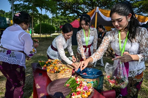 Umat Hindu mempersiapkan upacara Melasti di Pantai Kenjeran, Surabaya, Jawa Timur, Sabtu (14/3/2026).