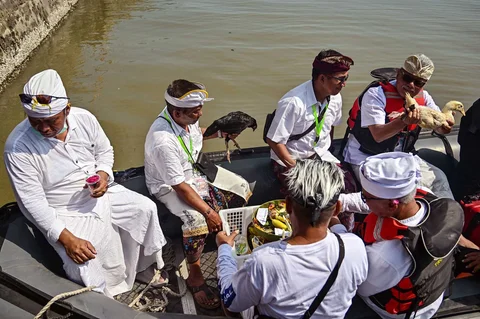 Umat Hindu saat pelaksanaan upacara Melasti di Pantai Kenjeran, Surabaya, Jawa Timur, Sabtu (14/3/2026).