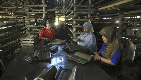 Industri Genteng Jatiwangi di Majalengka kembali menggeliat seiring dorongan pemerintah pusat untuk penggunaan genteng pada fasilitas publik, membuka peluang pasar dan memperkuat ekonomi lokal. Simak upaya menghidupkan kembali ikon Majalengka ini.